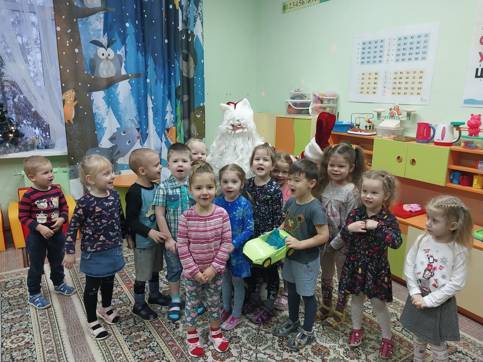 В детский сад к нам ,ой-ой-ой! Дед Мороз пришёл живой..