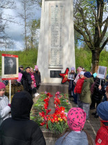 Возложение цветов к памятнику воинов, погибших в Великой Отечественной войне.#БессмертныйПолк71#ЛинейкаПамяти71#НавигаторыДетства71.