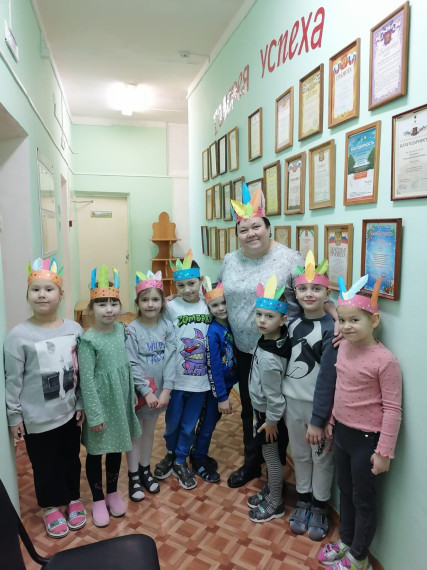 Аппликация на тему "Головные уборы для индейцев"..